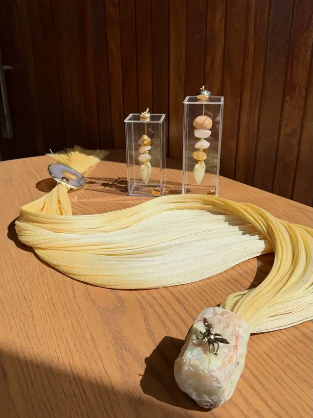 Colar de Mesa Manteiga com Abelha Dourada