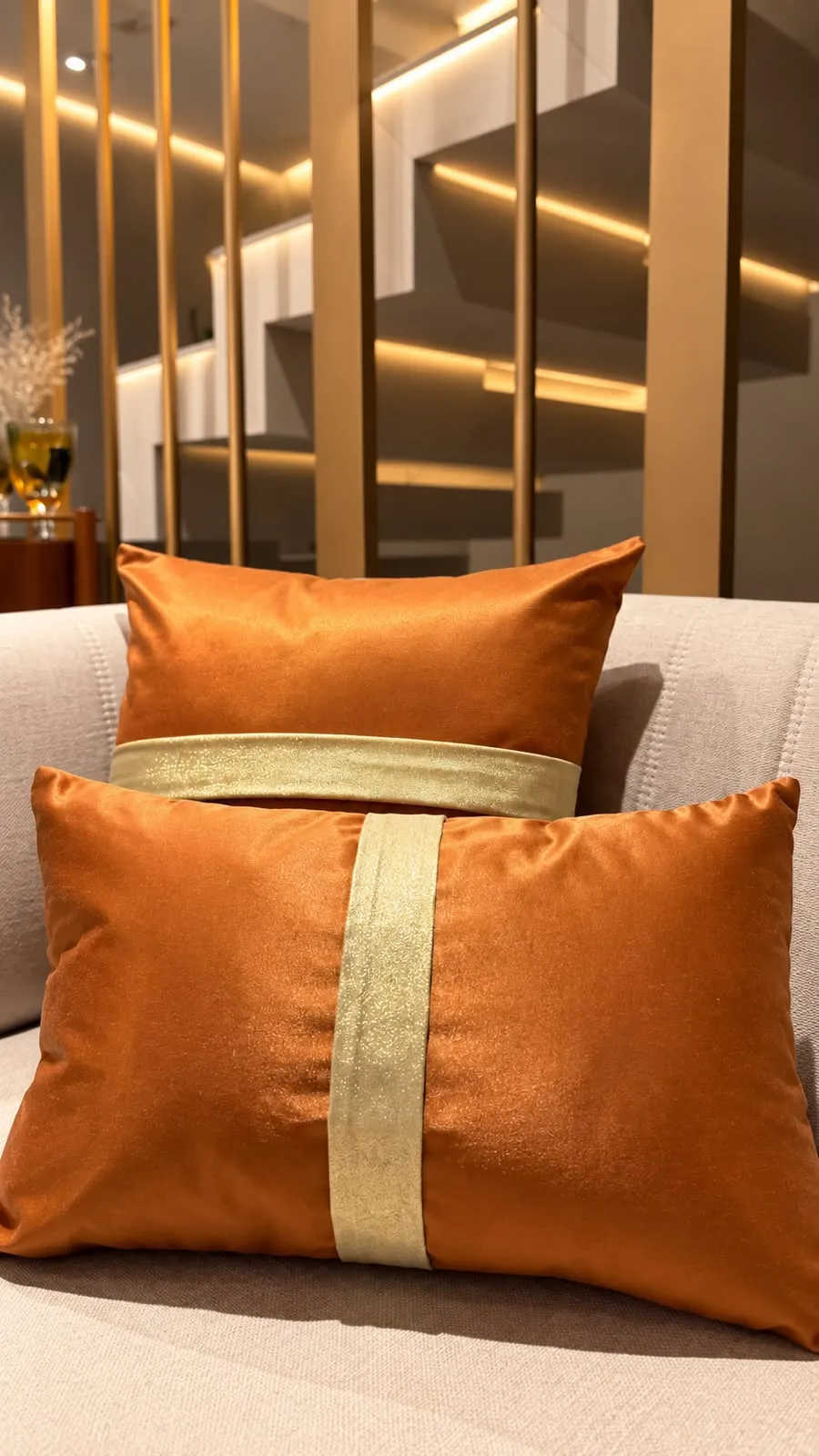 Almofadas Caramelo com Faixa Dourada